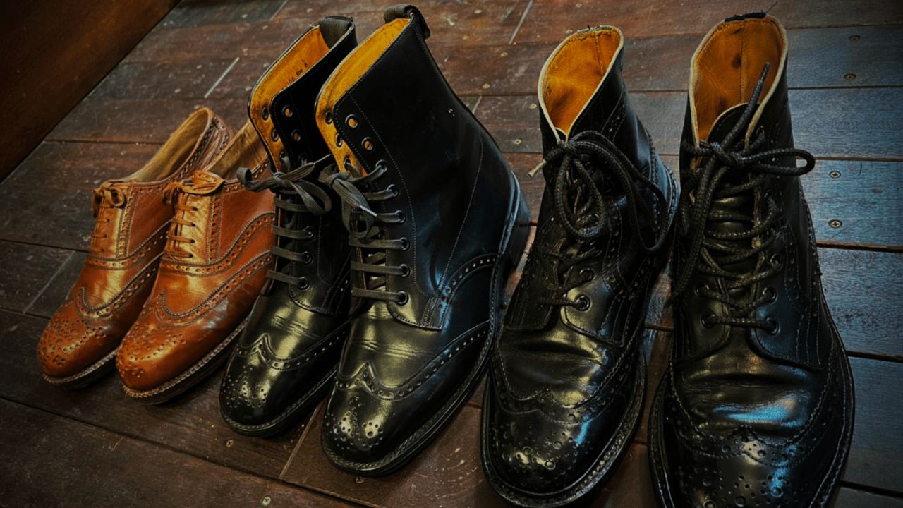 紳士靴が並ぶ写真